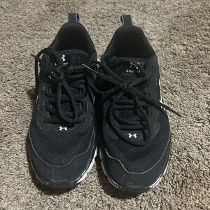 Under Armour - Black Youth Boys Size 3.5